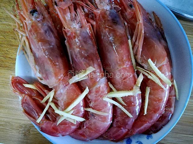 加入少许盐、料酒、姜丝，腌制10分钟；