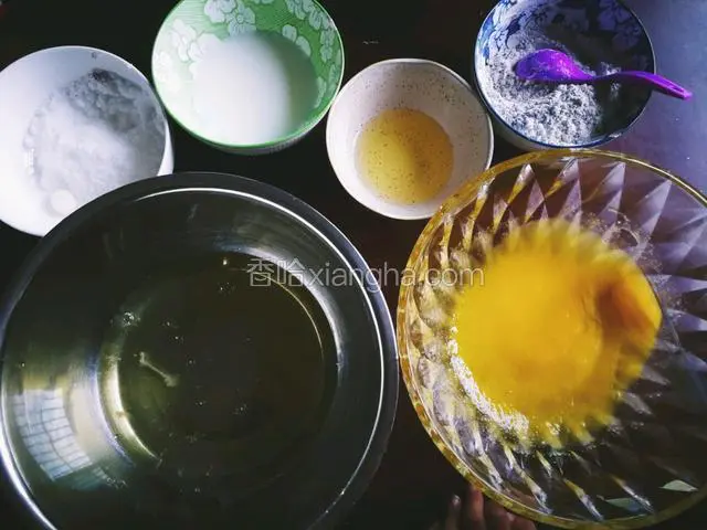 依次准备好所有材料。玉米淀粉没有就直接用低筋面粉。鸡蛋用之前最好是冰箱里拿出来的，蛋清蛋黄分开两个盘子装，蛋清的盘一定要无水无油。