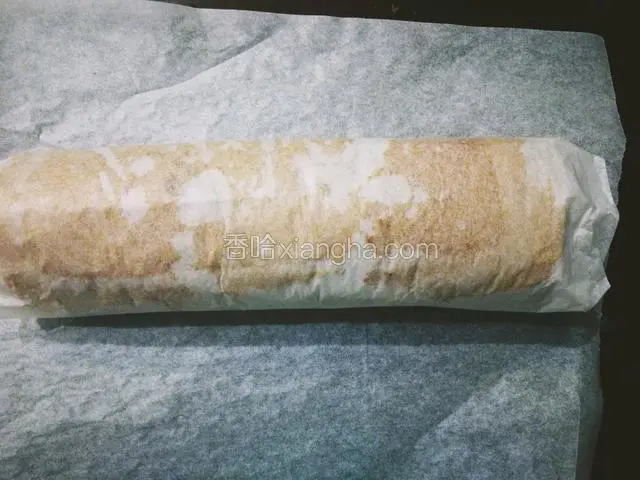 蛋糕温热的时候，把蛋糕翻面，均匀涂上果酱。借助擀面杖（具体卷发可以网上搜视频）轻轻推蛋糕卷好，然后油纸包好后，放冰箱里一到两小时冷藏定型