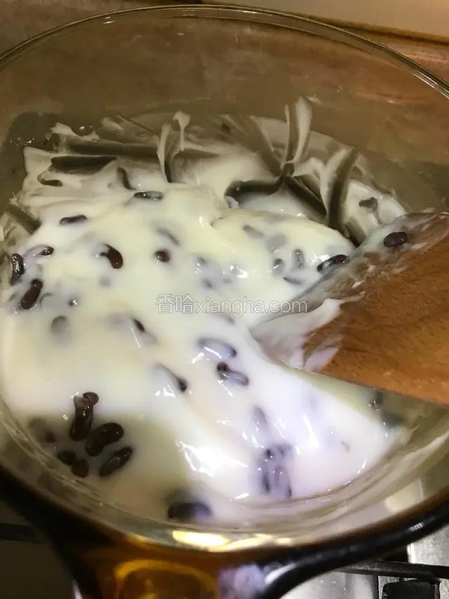 放入煮好的红豆搅拌均匀。