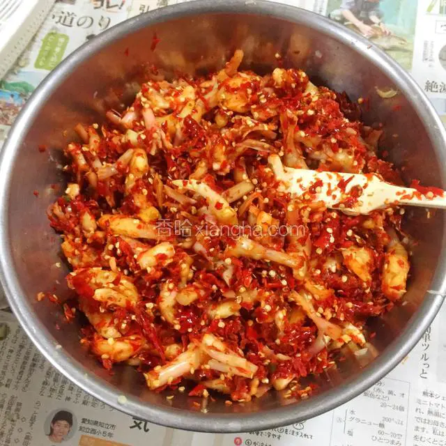 再加入风干水分的嫩姜拌均匀