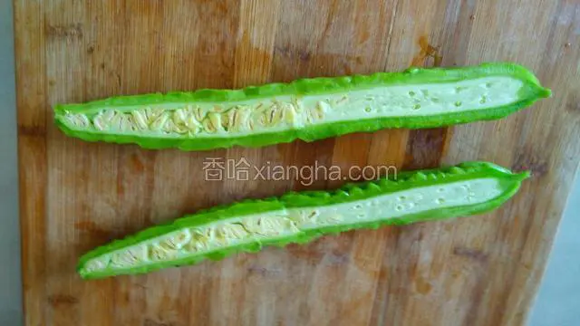 把苦瓜顺着从中间切开