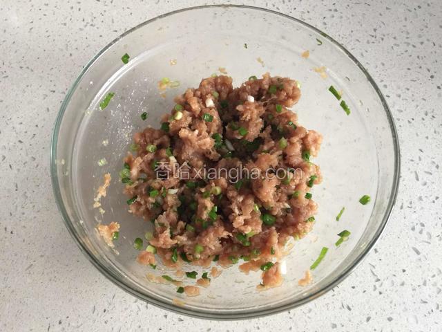 肉馅碗里加入葱花，蚝油，生抽，盐，鸡精，香油搅拌均匀。