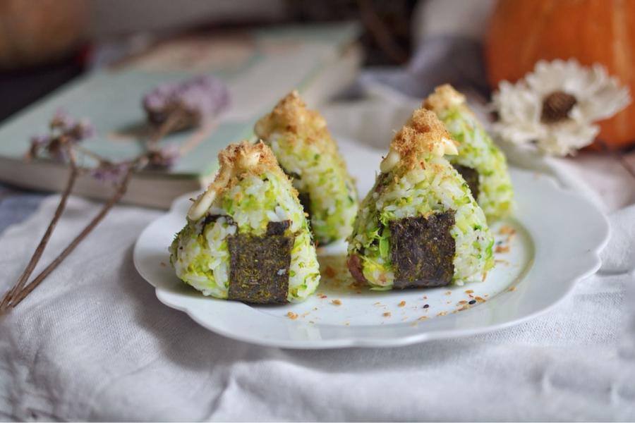 西兰花肉松饭团