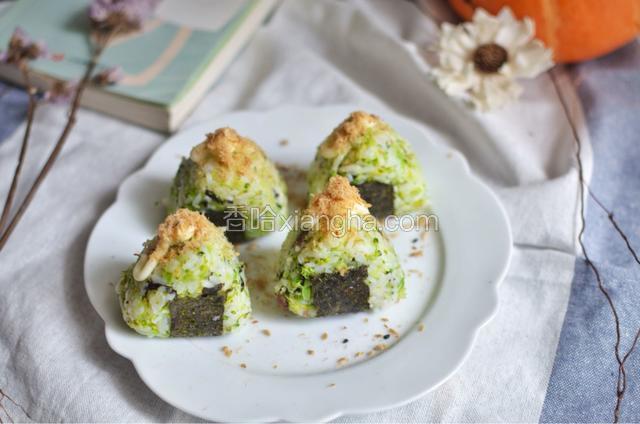 外面再挤一点沙拉，撒上肉松，简单美味的西兰花饭团就做好啦^_^开吃吧！