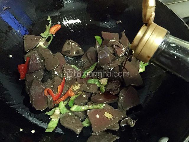 放入调料调味，再翻炒一两分钟即可出锅，装盘撒蒜末食用。。