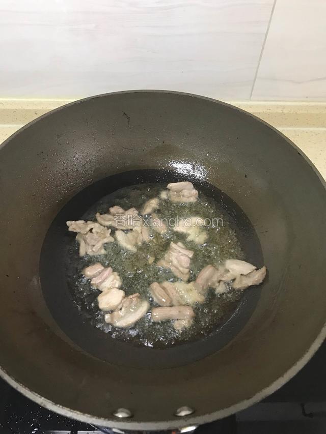 油大火烧开 加入肉片 翻炒 