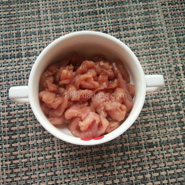 肉里加少许盐，料酒，酱油，生抽和淀粉拌匀腌制十分钟