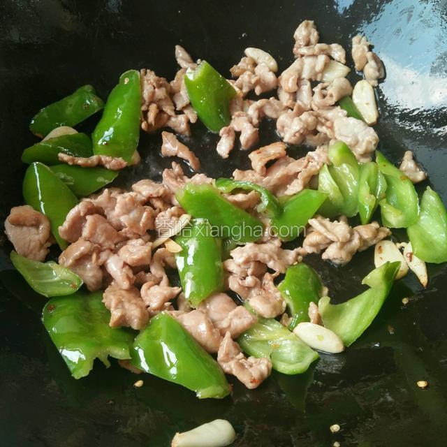 接着倒入肉片继续翻炒片刻