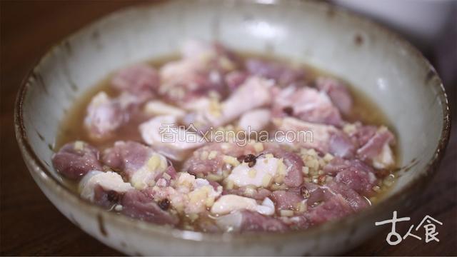 倒黄酒、料酒、姜末、花椒于鸭肉中腌制两刻钟。