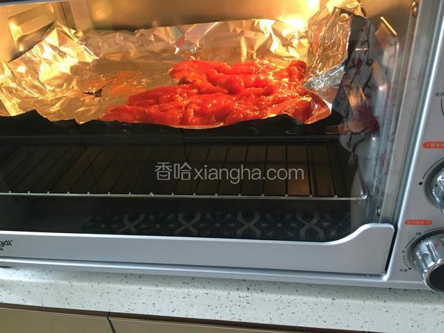 烤盘放层锡纸，倒入一点油，摆上腌好的肉，上下火200度，烤8分钟翻下，再烤10分钟就可以了