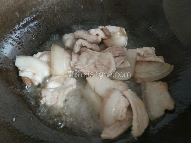 锅里加入少许滴油，小火将五花肉炒出油