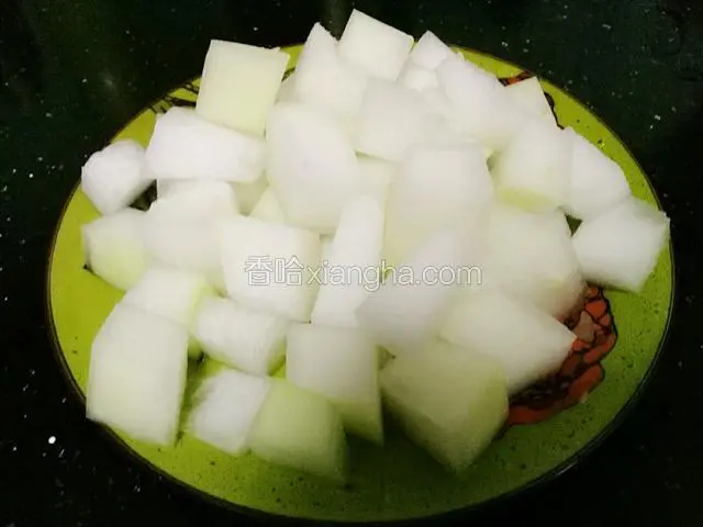 冬瓜削皮洗净，切大丁