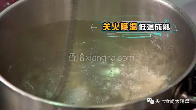 把清水烧开后关火，用勺子搅动热水，待温度降低之后将鱿鱼仔下锅浸煮。