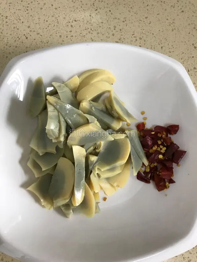 辣椒 切段 实蛋去壳 切自己喜欢的形状 备用 