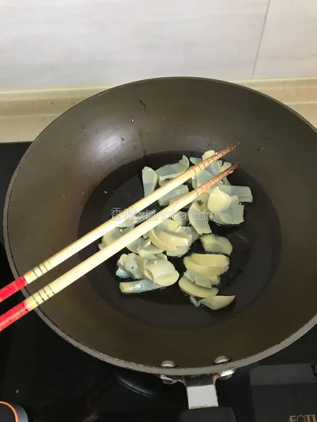 油烧开 加入实蛋中火翻炒 （用筷子替代锅铲 筷子比锅铲更方便炒板面）