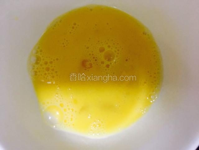 碗里打入一个鸡蛋用筷子打散备用。