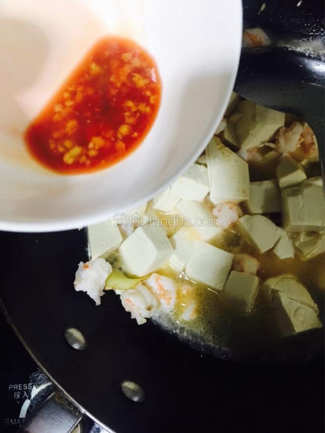 加入适量的清水，再把虾头上弄出来的虾黄也倒进锅里，大火烧开。