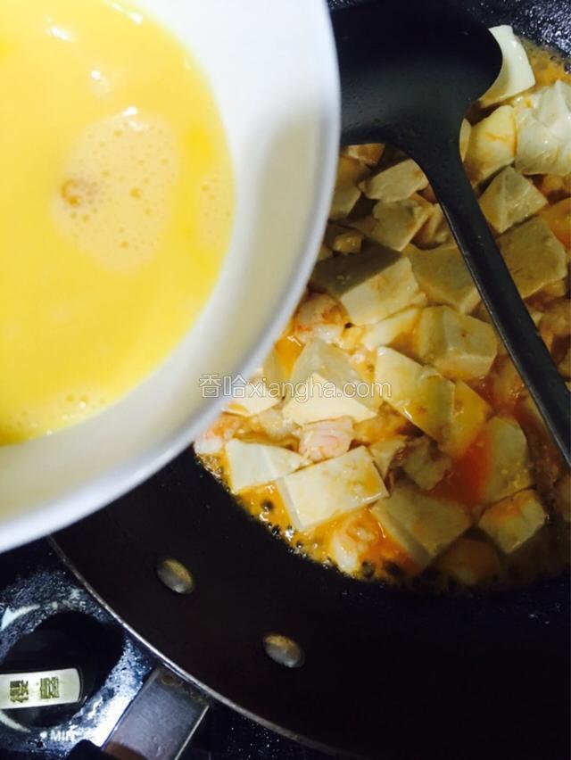 大火烧开倒入打散的鸡蛋轻轻翻炒均匀，最后用水淀粉勾芡即可出锅。