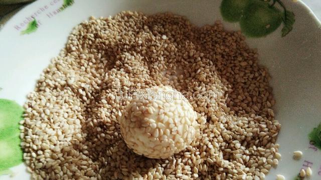 将红薯球裹上白芝麻