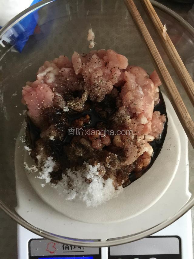 先来做肉馅，里面加入糖，盐，生抽，黑胡椒