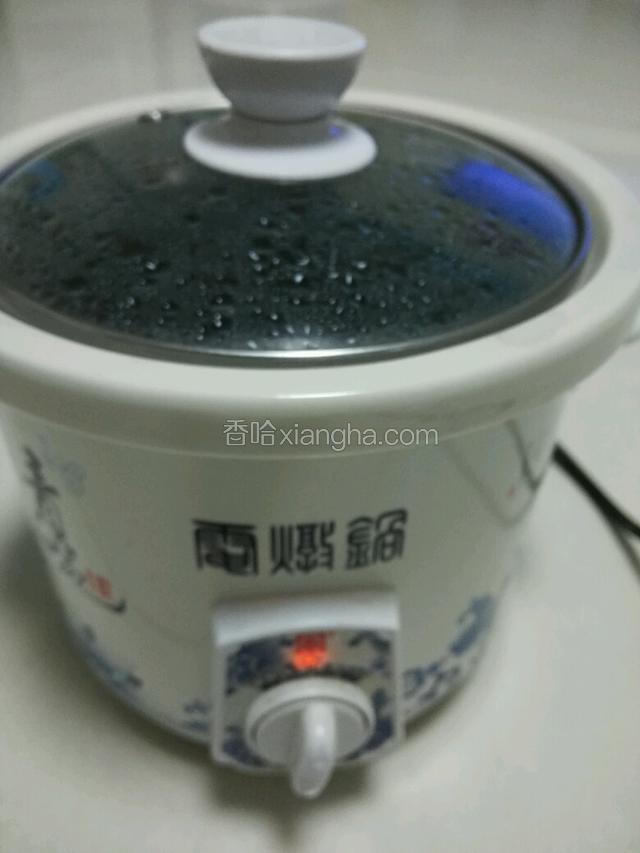 把浸过水的杂粮放入电焐锅内加水，烧开后，关掉，焐4个小时（别开盖焐着），再放入龙眼肉，百合（先放水浸15分钟），转小锅，放煤气上煮半小时，放入冰糖，煮至冰糖化开，放入枸杞煮一会会就OK啦！