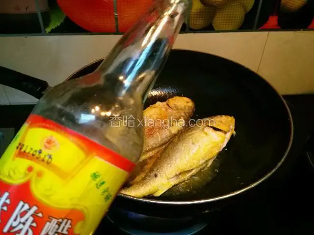 转小火，把少许米醋倒入锅里，去腥味
