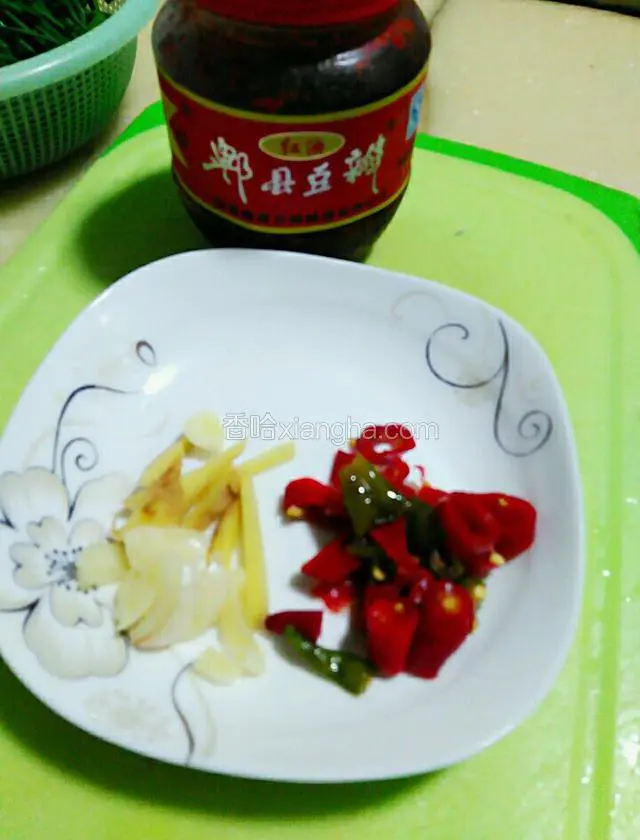 准备好豆瓣酱，青红辣椒姜蒜切好备用。