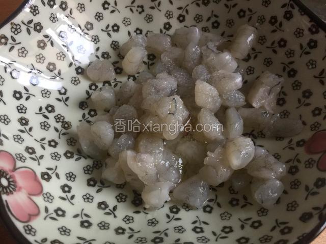 虾仁洗净沥干切小粒，加入适量蛋清和盐。