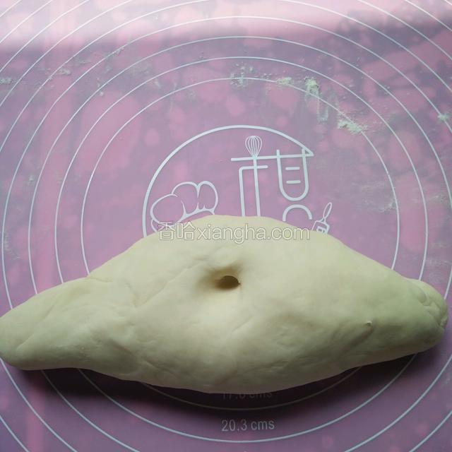 开始揉面团，做盒子的面要软一些，如果是在案板上揉，就要抹点油防沾