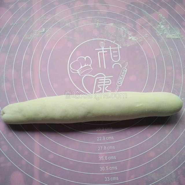 在垫子上撒点干面粉，搓成长条