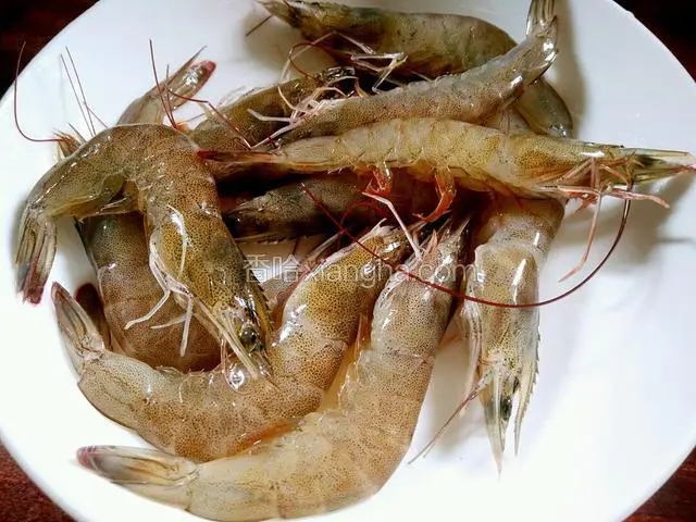 将新鲜的大虾准备去掉，虾头和虾壳。