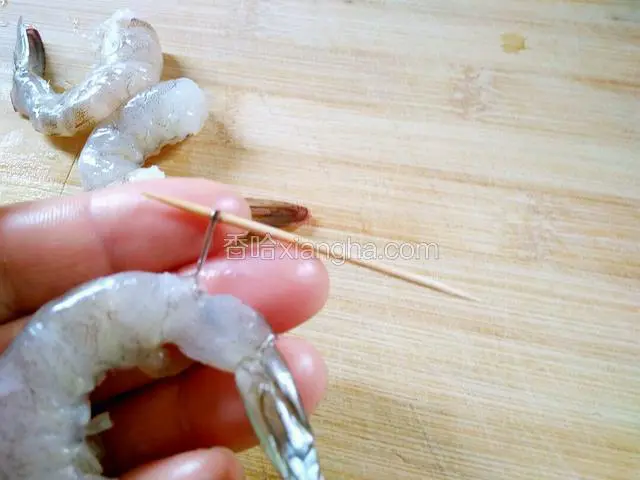 处理好的虾仁，虾的尾部一节外壳不用剥去，用一根牙签将虾线挑出，用手轻轻的拉出来。