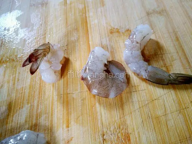 虾尾穿过开口处，再拉出来就成了虾球状。