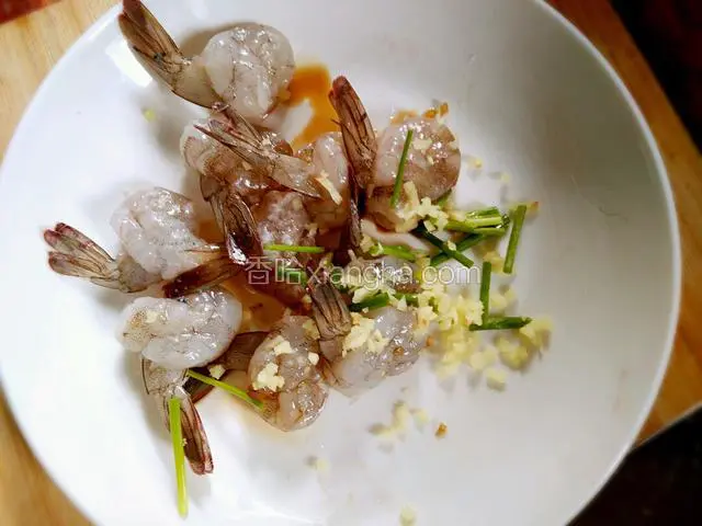 腌制虾球:加料酒、姜末、葱段、生抽腌制下。