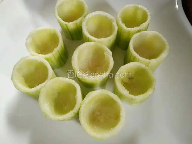将所有的丝瓜凹槽挖好，摆放在盘中。