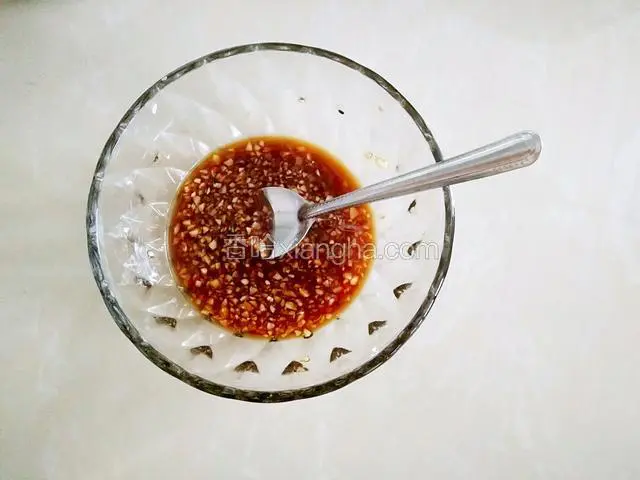 调蒜末:蒜末入碗倒入生抽、味极鲜丶少许盐和白糖搅拌均匀。