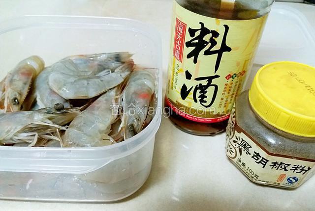 准备料酒、黑胡椒和盐。