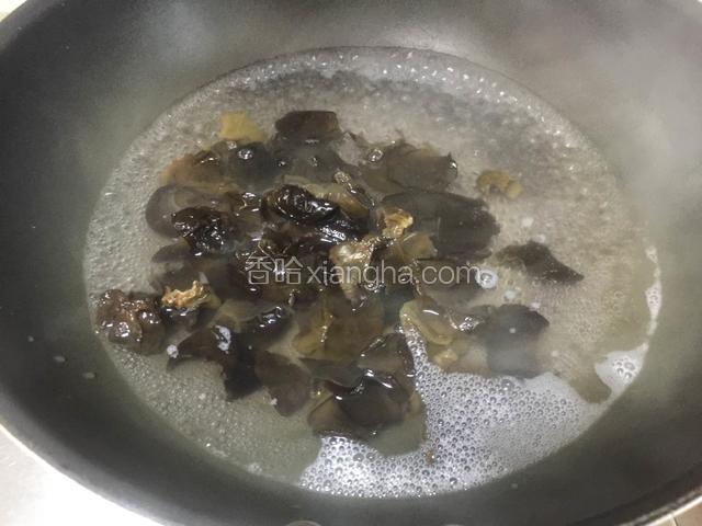 锅中加水烧开，放入木耳焯烫1分钟左右捞出。