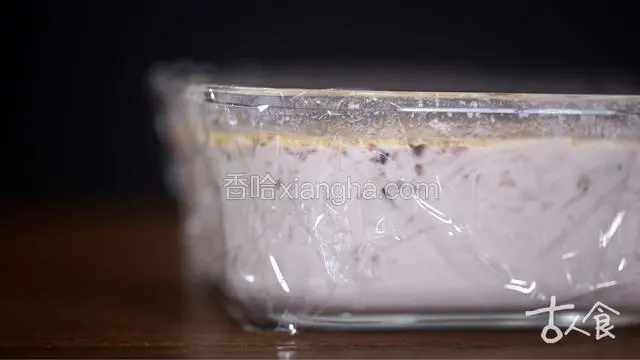 将沸水倒入萝卜丝面糊中，不断翻拌，倒入方形模具中，覆保鲜膜，蒸制四十分钟