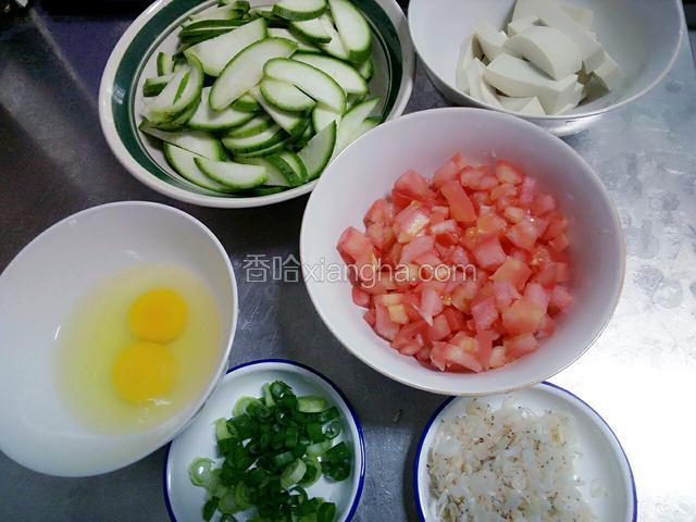 准备食材:西红柿切丁，丝瓜切片，豆腐切条，小葱切圈，虾皮洗净待用