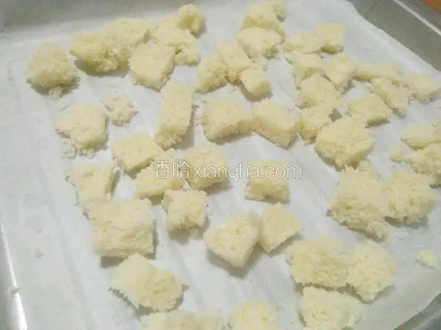 把面包去皮切成小块