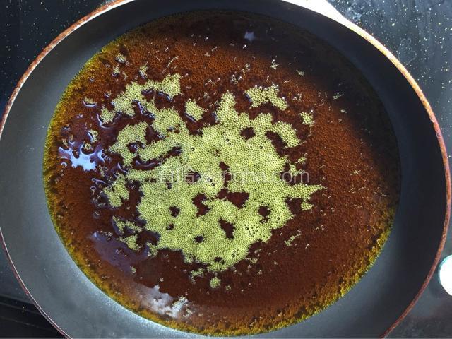 起锅，加入适量的菜籽油，烧热，要表面的浮沫消失即可，关火，让油温下降一点