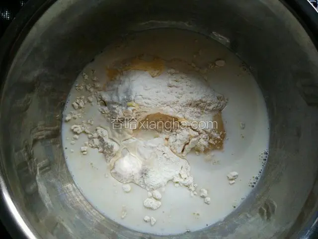 称好所有食材，将除了酵母黄油盐之外的所有材料放入盆中。牛奶先预留10g。