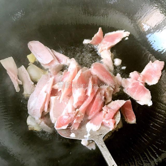 然后放入切好的瘦肉