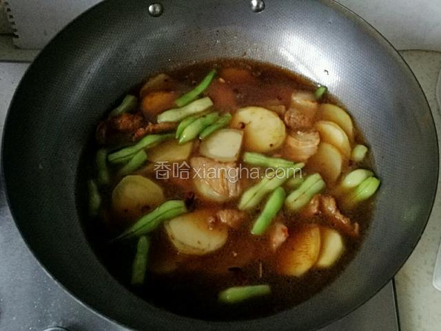 放入清水，与菜持平即可，中火炖15-20分钟