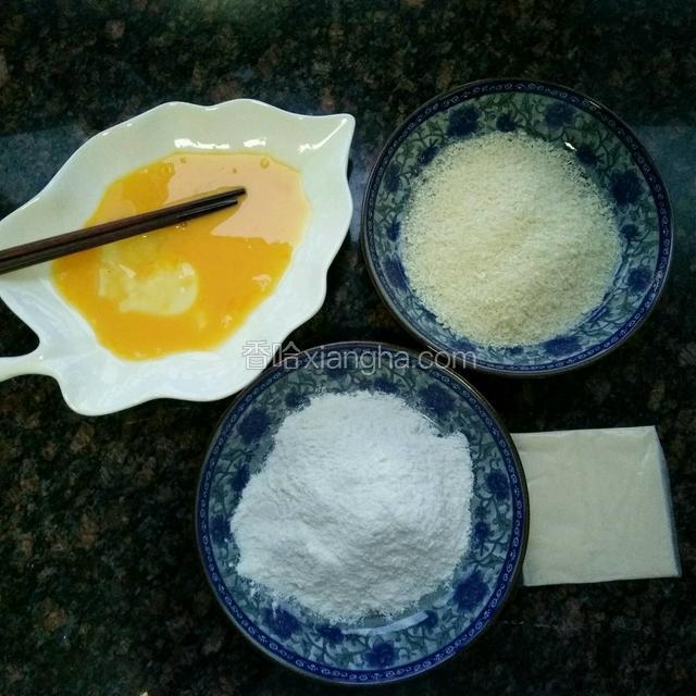 准备剩下的食材，鸡蛋打散