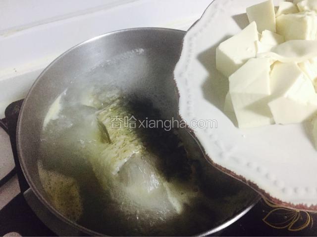 水开后加入豆腐，转中火继续煮