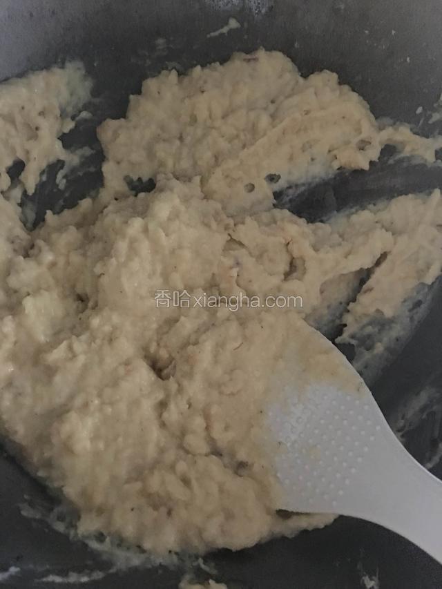 莲子清水浸泡八小时，洗净去莲心，用清水煮熟（可以多煮会，便于碾溶），
