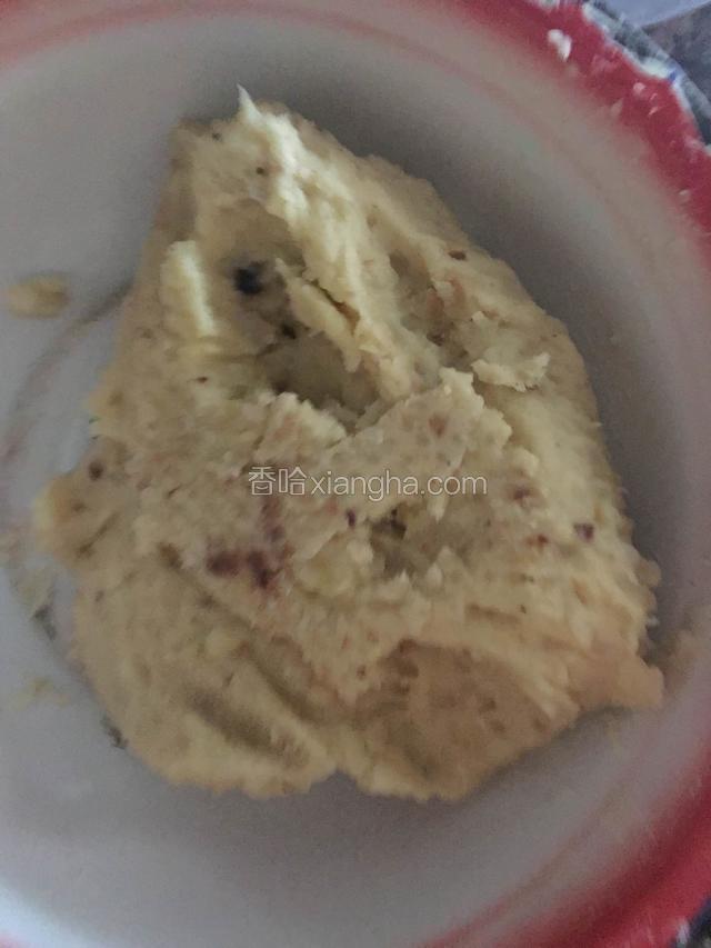 捞起用勺子压碎成泥
平底锅放油、莲蓉、白砂糖翻炒。